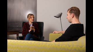 WOZU auf die COUCH  PSYCHOANALYSE Simulation von Psychotherapeutin [upl. by Cloots]