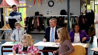 Koning WillemAlexander op bezoek bij basisschool De Wereldweide in Woubrugge [upl. by Ellehcem]