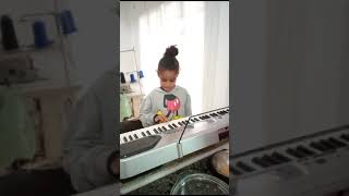 Marianinha aprendendo a tocar piano [upl. by Vincenta]