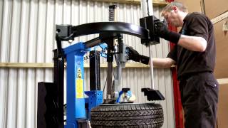 Hofmann Megaplan Megamount Smart Tyre Changer [upl. by Bottali]