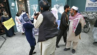 Taliban treiben Demonstrantinnen mit Schüssen auseinander  AFP [upl. by Nathanial]