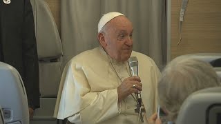 Lunghi viaggi sempre più faticosi per il Papa lo ha ammesso con i giornalisti [upl. by Nek]