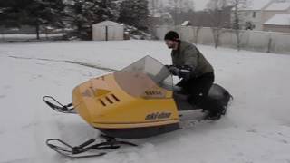 Old School Snowmobile Fun 1987 Skidoo Safari 377 [upl. by Naitsyrk920]