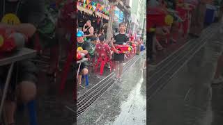 🥊 Sukhumvit w Tajlandii Uliczna Bitwa Songkran na Całego 💦 [upl. by Odlonyer]