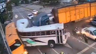 Camiones y Autobuses estrellandose contra los Trenes  Impactantes Colisiones en las vías del tren [upl. by Eugenius844]