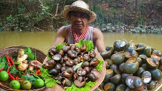 Steam Snail Eating With Hot Chili Sauce So Yummy [upl. by Bissell]