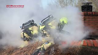 Dodewaard  Grote brand in woning met rietendak [upl. by Morly460]