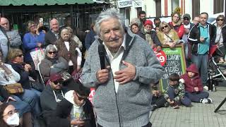 El Pepe Mujica en la plaza Asamblea de Florida rodeado de gente [upl. by Oirretno]