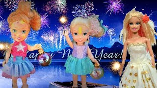 Anna and Elsa Toddlers New Years Eve Party 2018 ✨ Barbie Dreamhouse Fireworks Guests Food Toy Dolls [upl. by Eda]