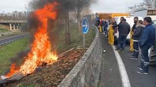 Challans  Les agriculteurs manifestent et sinstallent sur la 4voies vers La Garnache [upl. by Hendry216]