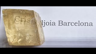 Calcita óptica miel Méjico en Cristalljoia minerales en Barcelona [upl. by Lletnohs]