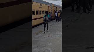 Howrah railway junction 🚂🚃💨 railwayplatformstation 🚂🚃 express indianrailways indian shortsvideo [upl. by Notirb]