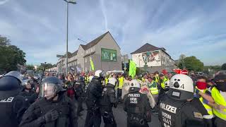 29624 703 uhr Polizeigewalt gegen friedliche Menschen bei der Anti AFD demo [upl. by Aerdnwahs]