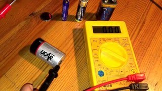 Batterie testen mit Multimeter Knopfbatterie 9 Volt Block Spannung AA und AAA DCV messen Anleitung [upl. by Leftwich]