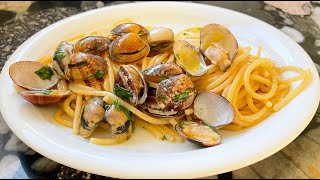 SPAGHETTI ALLE VONGOLE VERACI pasta with clams  the original recipe [upl. by Giles319]