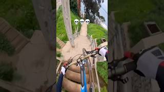 QUE LOCURA ESTAS ESCALERAS 🫨🫨🥵 mtb enduromtb downhill peligro [upl. by Adnorehs]