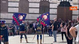 Palio di Siena vince il Drago Le immagini degli sbandieratori [upl. by Yarled]