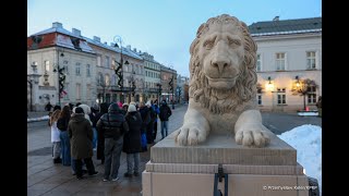 Zabytkowe rzeźby lwów wróciły przed Pałac Prezydencki [upl. by Baillieu]