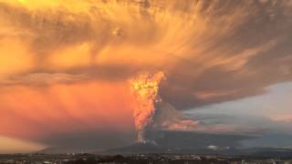 Explosión volcán Calbuco  Calbuco volcano explodes  该卡尔布科火山爆炸  Извержение [upl. by Tteragram384]