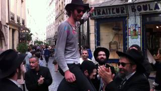 Un jeune met les Tefilines pour la première fois rue des Rosiers [upl. by Suvart216]