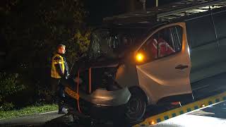 Bestelbus tegen boom op de Voorthuizerstraat in Putten bestuurder naar het ziekenhuis [upl. by Beberg]