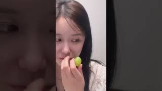 my girlfriend Korean won eats several grappes AT once crazy funny korea jennie laugh food [upl. by Cerallua]