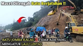 Kemacetan Ditengah Batu Berjatuhan Bikin Panik‼️batujombahariini roadprojects [upl. by Noyek]