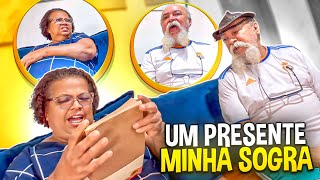 MANETIKIN DEU UM PRESENTE PRA DONA ZAZA NA FRENTE DO VEIO 🤣  MANETIKIN [upl. by Welcome]