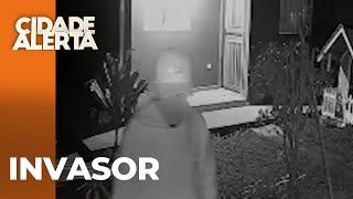 Homem invade casa furta calcinhas e faz gestos obscenos [upl. by Hatti423]