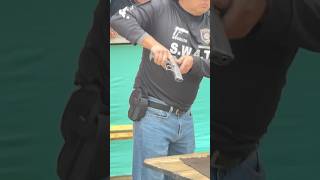 Técnicas de disparo con una mano en polígono pistola 9 mm ￼dispara poligono training [upl. by Manard]