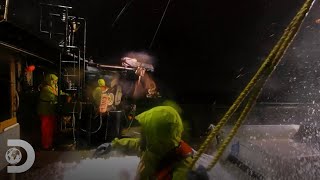 La complicada labor pesquera en medio de una tormenta  Pesca Mortal  Discovery Latinoamérica [upl. by Domel376]