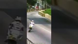 Kevin Schwantz Suzuki RGV 500 impenna sul circuito di Macao [upl. by Aihsemek309]