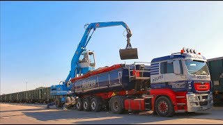 Sandverladung mit Umschlagbagger Liebherr A912  Material handler Liebherr A912 [upl. by Saideman558]