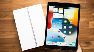 Apple iPad 9 Unboxing amp Hands On Still Not Laminated [upl. by Jennee]