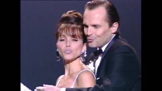 Miguel Bosé y Ana Belén cantan Tómbola en los Goya 1997 [upl. by Gurney558]