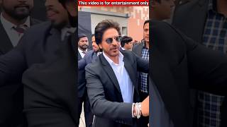 शाहरुख खान ने गरीब लोगों को खाना खिलाया  Sharukh Khan Poor Man Eating shortvideo sharukhkhan [upl. by Shellie]