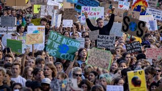 Manifestations pour le climat  les Européens descendent massivement dans les rues [upl. by Marchal456]