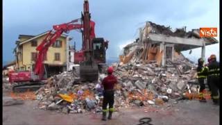 Amatrice Vigile del Fuoco spiega le operazioni di recupero allHotel Roma [upl. by Swayder]