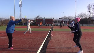 Oudere sterren schitteren op de tennisbaan in Callantsoog [upl. by Eldorado803]