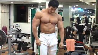 Huge bodybuilder demonstrates the eight mandatory poses [upl. by Seve]