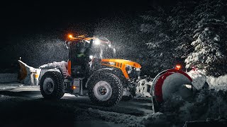 JCB Fastrac 4220 Snow Removal  With Mählers DPD amp Vuomet side wing [upl. by Diao]