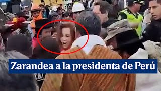 Zarandea a la presidenta de Perú durante una visita a la región de Ayacucho [upl. by Idnarb]