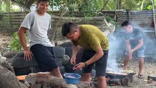 cocinado en hornilla de leña con los compas a la orilla del mar [upl. by Queston]