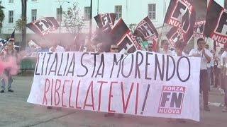 Napoli  Forza Nuova e centri sociali si fronteggiano 2 181014 [upl. by Drew]