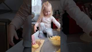 Des frites maison faites en équipe avec Lila 😁 cuisine frites activiteenfant humour drole [upl. by Nerok168]