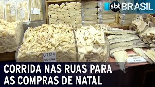 Multidão corre atrás dos produtos para ceia de Natal  SBT Brasil 231223 [upl. by Annalise]