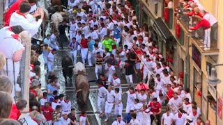 Espagne premier lâcher de taureaux de la San Fermin à Pampelune  AFP Images [upl. by Dlnaod502]