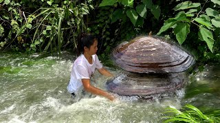 The beautiful woman caught a conjoined clam its really amazing Its so silly to see [upl. by Moseley]