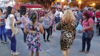 Ellas y ellos sí se divierten bailando cumbias en Zamora [upl. by Mafala]