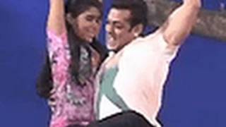 Salman Khan GETS ANGRY On Manish Paul For Touching Katrina Kaif [upl. by Kristien]